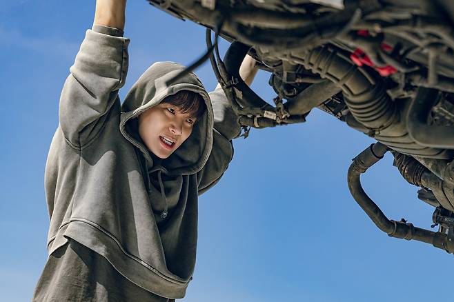 2025년 말 국내 온라인동영상서비스(OTT)들이 어느 때보다 화려한 드라마 라인업으로 연말을 뜨겁게 달구고 있다. 넷플릭스 ‘캐셔로’ 스틸컷.  [넷플릭스 제공]