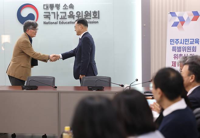 22일 정부서울청사에서 열린 민주시민교육 특별위원회 위촉식에서 차정인 국가교육위원장(오른쪽)이 고대혁 위원장에게 위촉장을 전달하고 있다. [연합]