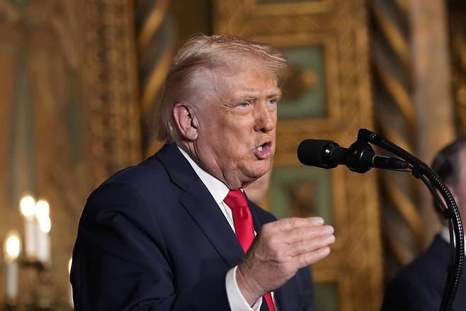 [팜비치=AP/뉴시스] 도널드 트럼프 미국 대통령이 크리스마스인 25일(현지 시간) 나이지리아의 이슬람 극단주의 무장단체 이슬람국가(ISIS) 세력을 공습했다고 밝혔다. 사진은 트럼프 대통령이 지난 22일 미국 플로리다 팜비치 마러라고에서 '트럼프급' 신예 항공 모함 건조 계획을 발표하는 모습. 2025.12.26.