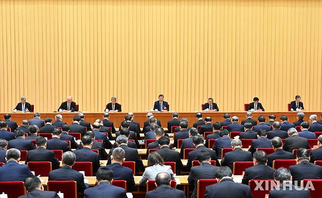 [베이징=신화/뉴시스] 중국 최고지도부가 시진핑 국가주석 주재로 중앙경제공작회의를 개최하고, 복합적인 내·외부 도전에 대응하기 위해 내수 주도와 개혁·혁신 등에 방점을 둔 2026년 경제 운영 방향을 제시했다. 11일 베이징에서 중앙경제공작회의가 열리는 모습. 2025.12.11