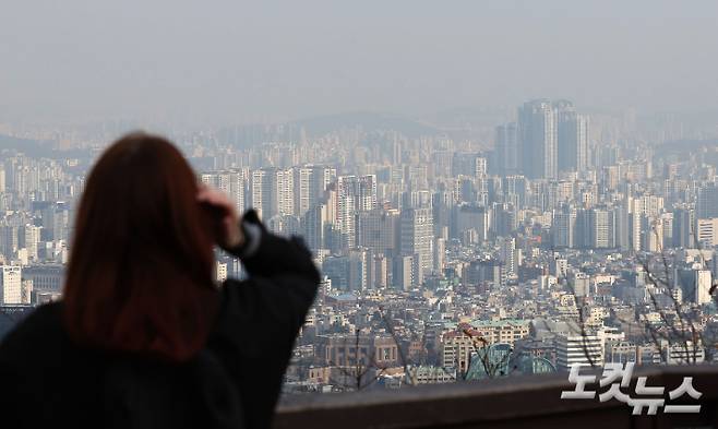 서울 중구 남산에서 바라본 아파트 단지의 모습. 류영주 기자