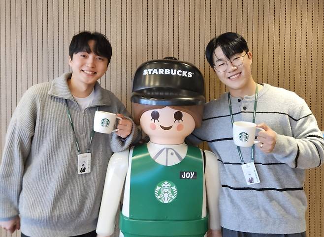 지난달 17일 서울역 인근 스타벅스 아카데미에서 세계일보와 인터뷰 중인&nbsp;스타벅스 코리아 대내협력팀 전현우(오른쪽) 파트너와 김준형 파트너.