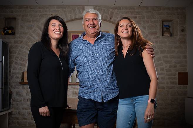 다니엘 세기노(가운데)와 딸 에밀리, 로랑스. 홈페이지