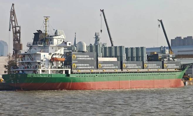 컨테이너형 수직발사체로 보이는 장비들이 갑판을 가득 메운 중국 화물선의 또 다른 각도. 상선을 전투 플랫폼으로 전환하려는 ‘무장 화물선’ 구상이 구체화되고 있다는 분석이 나온다. 중국 인터넷 캡처