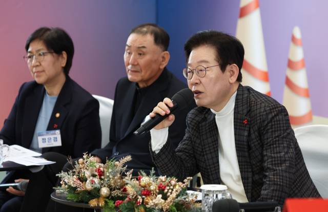 이재명 대통령이 24일 서울 서대문구 신촌세브란스 연세암병원 중입자치료센터에서 열린 희귀질환 환우·가족 간담회에서 발언하고 있다. 연합뉴스