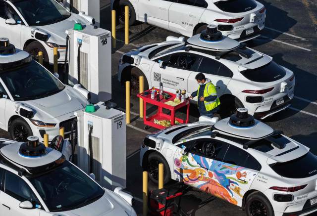 미국 캘리포니아주 샌프란시스코에 위치한 웨이모 센터에 웨이모 로보 택시들이 주차돼 있다. AFP연합뉴스