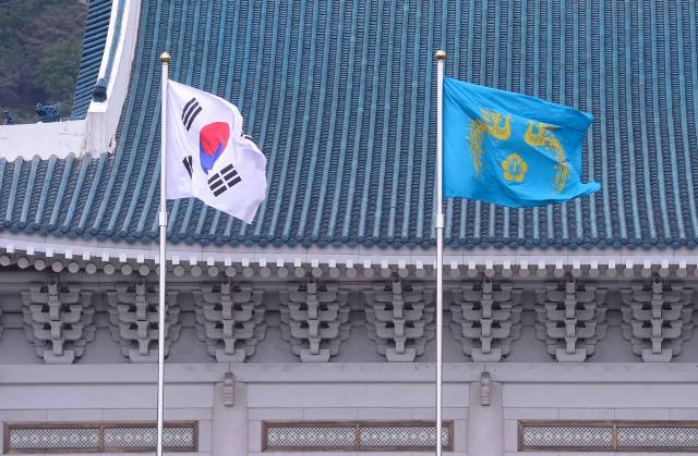 대통령실의 공식 명칭이 29일부터 '청와대'로 되돌아간다. 대통령실 대변인실은 24일 "용산 대통령실에 걸린 봉황기가 29일 오전 0시를 기해 내려지고, 이와 동시에 청와대에 봉황기가 게양될 예정"이라며 이를 기점으로 대통령실의 명칭도 청와대로 바뀐다고 밝혔다. 봉황기는 우리나라 국가수반의 상징으로, 대통령의 주 집무실이 있는 곳에 상시 게양된다. 사진은 2017년 5월 10일 청와대 본관 앞에서 펄럭이는 봉황기와 태극기. 연합뉴스