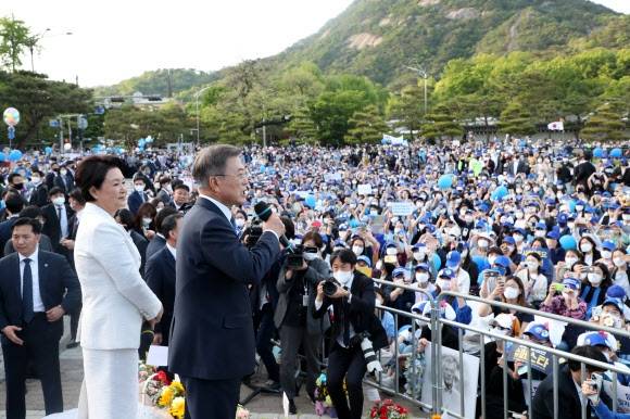 문재인 전 대통령이 2022년 5월 9일 청와대 앞 분수대에서 퇴근길 마중 나온 시민들에게 감사 인사를 전하고 있다. 연합뉴