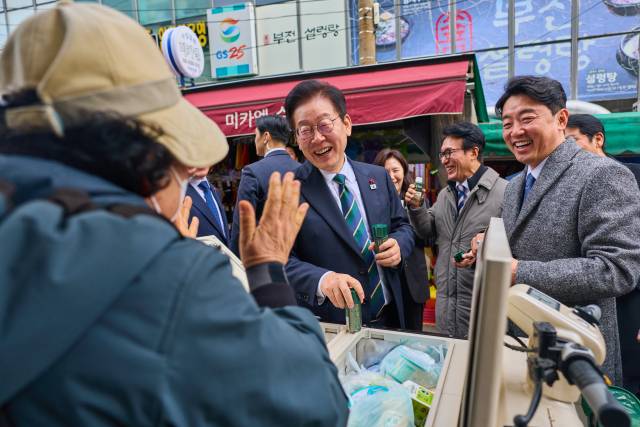 대통령실은 지난 23일 개청식과 업무보고를 위해 부산 해양수산부를 찾은 이재명 대통령이 인근 시장 상인과 이야기 나누는 모습을 24일 SNS에 공개했다. 이재명 대통령 SNS