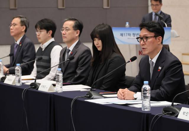 김민석 국무총리가 26일 서울 마포구 중소기업DMC타워에서 열린 제17차 청년정책조정위원회를 주재하고 있다. 연합뉴스