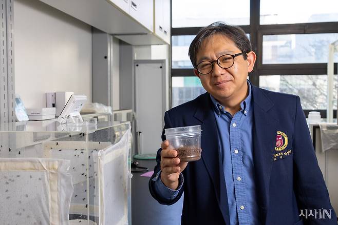 법의학자 박성환 교수가 고려대 법의학교실에서 사육 중인 구리금파리를 보여주고 있다. ⓒ시사IN 신선영