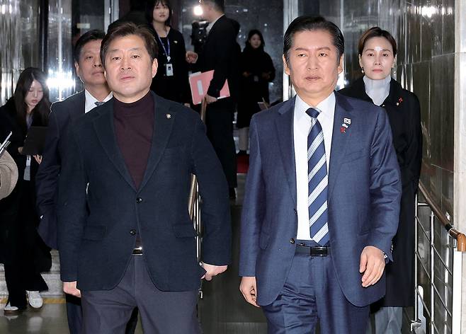 정청래 더불어민주당 대표(앞줄 오른쪽)가 2025년 12월22일 국회 본회의에 '내란전담재판부 설치법안'을 상정하기에 앞서 비공개로 열린 민주당 의원총회에 입장하고 있다. ⓒ연합뉴스