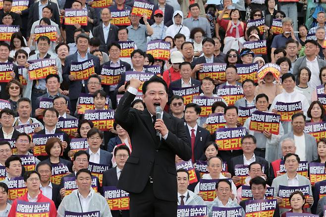 장동혁 국민의힘 대표가 2025년 9월4일 국회 본청 앞 계단에서 열린 야당 말살 정치탄압 특검수사 규탄대회에서 규탄사를 하고 있다. ⓒ시사저널 박은숙
