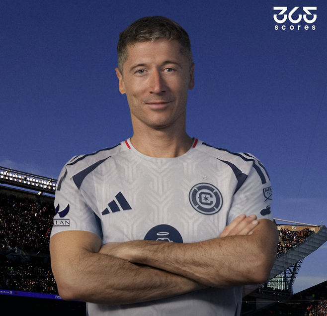 시카코 파이어 FC 유니폼을 입혀본 로베르토 레반도프스키 사진. 365SCORES