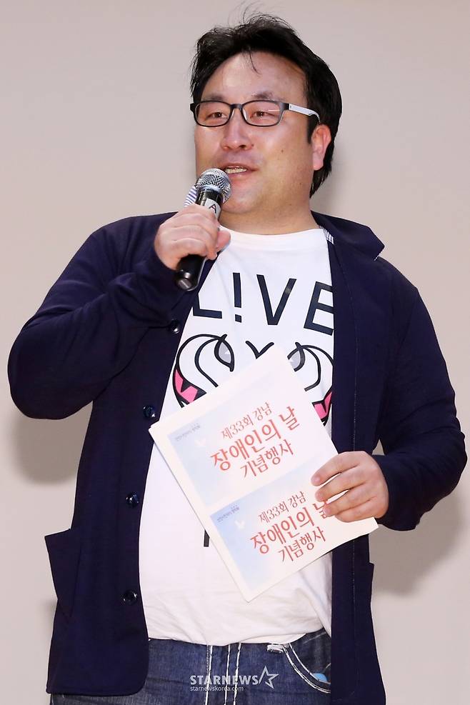 개그맨 이혁재가 19일 오후 서울 강남구 개포동 SH공사에서 열린 '제33회 강남 장애인의 날 기념행사'에서 인사를 하고 있다. 2013.04.19/사진=이기범 기자 leekb@