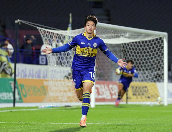 충남아산FC, 박시후와 프로 계약 체결.(사진제공=충남아산FC)