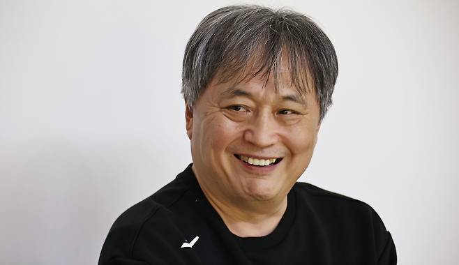 인터뷰하는 이상범 감독 (인천=연합뉴스) 김인철 기자 = 여자프로농구 부천 하나은행의 이상범 감독이 인천 서구 하나은행 여자농구단 연습체육관에서 연합뉴스와 인터뷰를 하고 있다. 2025.12.26
    yatoya@yna.co.kr