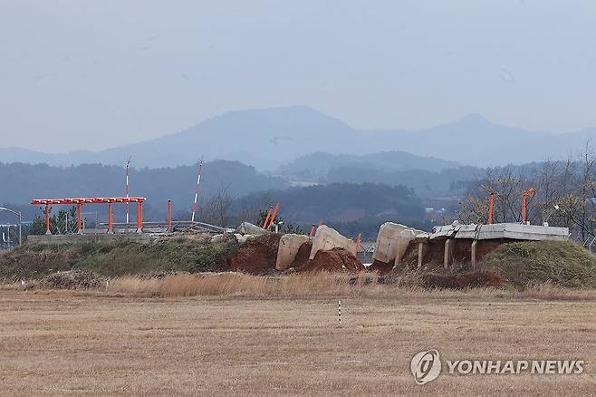 무너진 로컬라이저 (무안=연합뉴스) 김혜인 기자 = 12·29 제주항공 여객기 참사 1주기를 닷새 앞둔 지난 24일 무안국제공항 참사 현장에서 로컬라이저가 무너져있는 모습. 2025.12.26 in@yna.co.kr