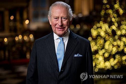 성탄 연설을 녹화하고 있는 찰스 3세 영국 국왕  [AP=연합뉴스 자료사진. 재판매 및 DB금지]