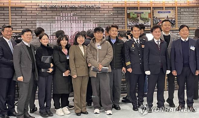 다시 모인 총경회의 참석자들 (아산=연합뉴스) 강류나 기자 = 경찰청이 27일 오후 충남 아산 경찰인재개발원 최규식홀에서 개최한 '경찰의 중립성 확보 및 민주적 통제' 학술 세미나에서 참석자들이 기념촬영하고 있다. 2025.11.27 photo@yna.co.kr