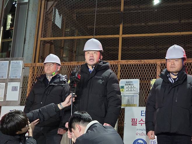 사과하는 송치영 포스코이앤씨 사장 (서울=연합뉴스) 박수현 기자 = 18일 서울 여의도역 신안산선 공사 현장에서 작업자 1명이 사망한 사고와 관련해 공사를 맡았던 포스코이앤씨의 송치영 사장이 현장을 찾아 사과하고 있다. 2025.12.18 suri@yna.co.kr