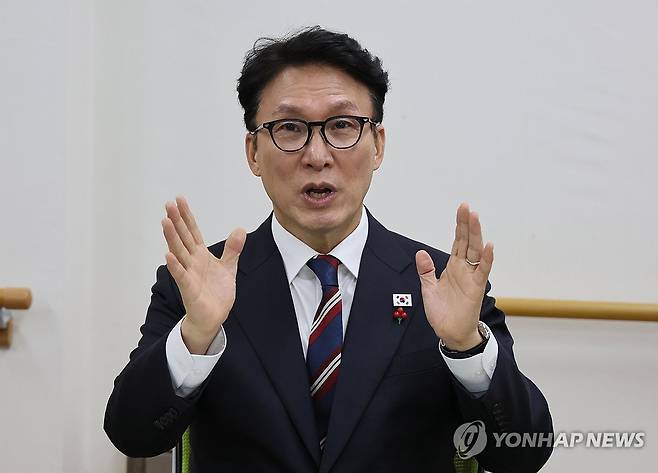시립동부노인전문요양센터 찾은 김민석 총리 (서울=연합뉴스) 이정훈 기자 = 김민석 국무총리가 26일 서울 성동구 시립동부노인전문요양센터를 방문, 시설을 참관한 뒤 차담회를 하고 있다. 2025.12.26 uwg806@yna.co.kr