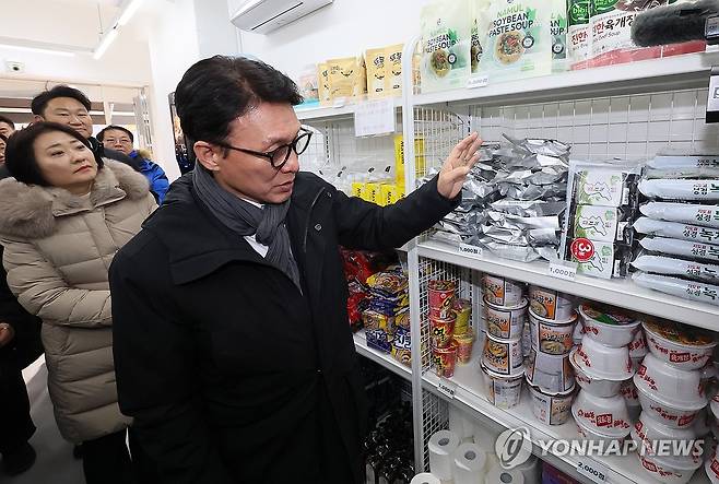 창신동 쪽방촌 온기창고 찾은 김민석 총리 (서울=연합뉴스) 이정훈 기자 = 김민석 국무총리가 26일 서울 종로구 창신동 쪽방상담소 온기창고를 찾아 진열된 물품들을 살펴보고 있다. 온기창고는 후원받은 생필품을 소매점처럼 진열해 주민들이 무료로 받은 적립금(포인트)으로 필요한 물품을 이용할 수 있도록 한 시설이다. 2025.12.26 uwg806@yna.co.kr