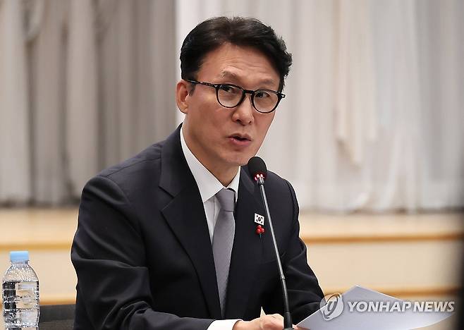 김민석 총리, 제17차 청년정책조정위원회 주재 (서울=연합뉴스) 이정훈 기자 = 김민석 국무총리가 26일 서울 마포구 중소기업DMC타워에서 열린 제17차 청년정책조정위원회를 주재하고 있다. 2025.12.26 uwg806@yna.co.kr