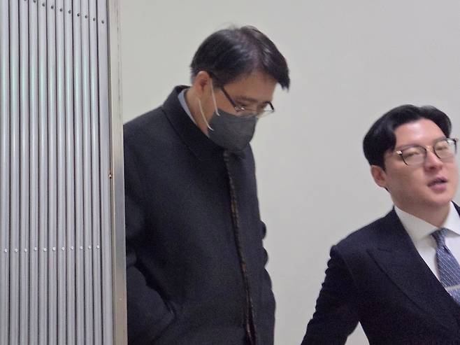 경찰 조사 마친 '통일교 키맨' 송광석 (서울=연합뉴스) 정지수 수습기자 = 통일교 산하단체 천주평화연합(UPF) 회장을 지낸 송광석씨가 26일 오후 서울 마포구 경찰청사에서 조사를 마친 뒤 귀가하고 있다. 2025.12.26 index@yna.co.kr