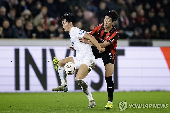 오현규(왼쪽)의 유로파리그 경기 장면 [EPA=연합뉴스 자료사진]