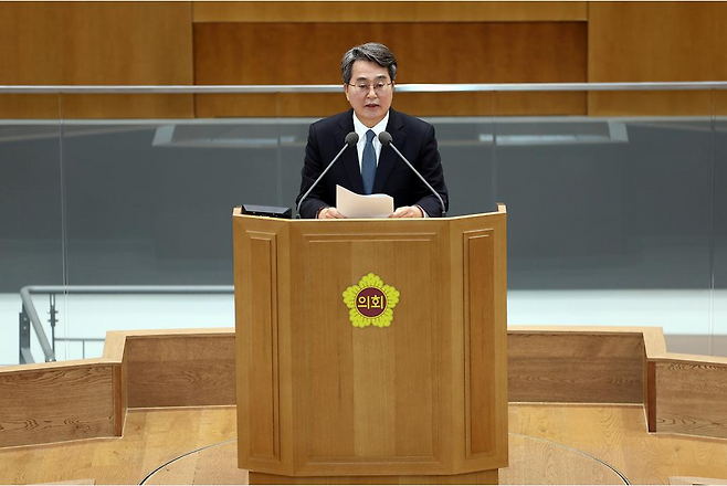 ▲ 26일 오후 경기도의회 본회의장에서 열린 제387회 정례회 5차 본회의에서 김동연 경기지사가 발언하고 있다./사진제공=경기도