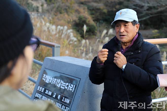 안봉수 전 가시리장. 그는 이날 순례단을 맞아 가시리에 서린 제주4.3의 아픔을 설명했다. ⓒ제주의소리