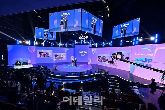 서수길(오른쪽) SOOP 대표가 27일 서울 마포구 SOOP 콜로세움에서 열린 2025 SOOP 스트리머 대상에서 내년 AI 전략을 소개하고 있다.(사진=SOOP)