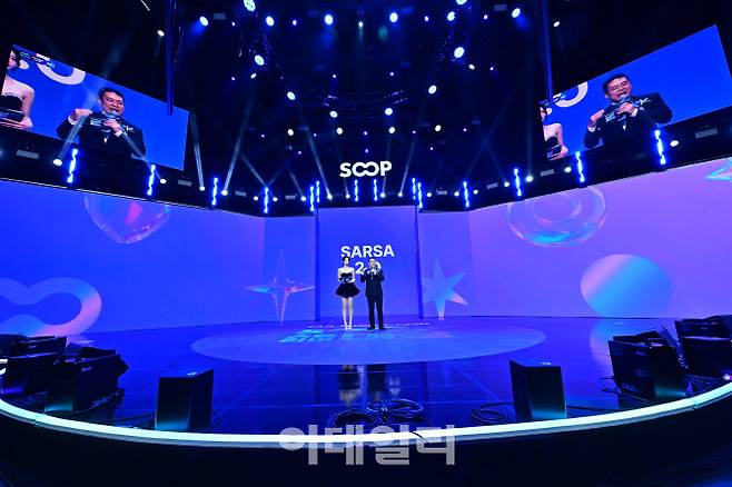 서수길(오른쪽) SOOP 대표가 27일 서울 마포구 SOOP 콜로세움에서 열린 2025 SOOP 스트리머 대상에서 내년 AI 전략을 소개하고 있다.(사진=SOOP)