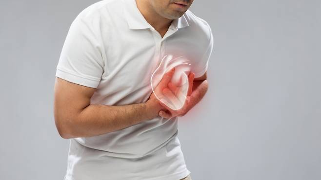 생명을 위협하는 심장 질환의 전조증상, 가슴 통증 양상에 대해 알아둘 필요가 있다|출처: 클립아트코리아