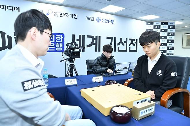 신민준 9단(오른쪽)과 박진솔 9단이 일전을 치르고 있다.(사진 한국기원 제공)