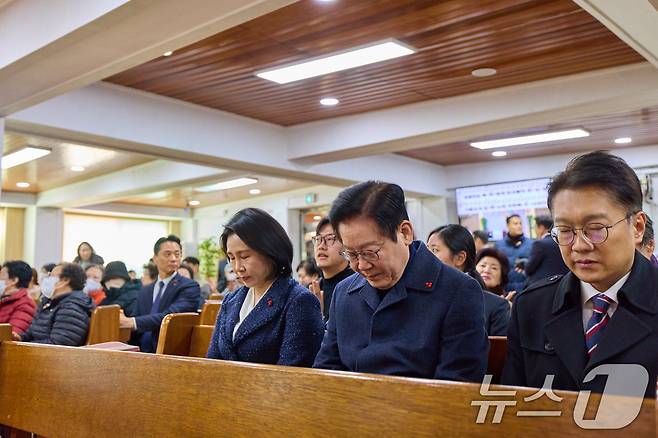 이재명 대통령과 김혜경 여사가 25일 인천 계양구 해인교회에서 열린 성탄 예배에서 기도를 하고 있다. (대통령실 제공. 재판매 및 DB 금지) 2025.12.25/뉴스1 ⓒ News1 이재명 기자