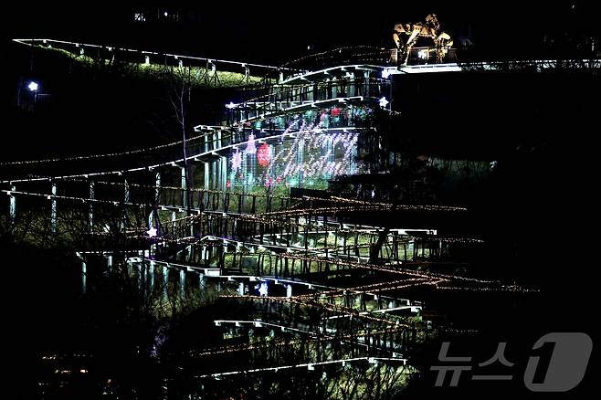 크리스마스를 이틀 앞둔 23일 오후 경기 김포시 애기봉 평화생태공원 탐방로가 트리 모양으로 불을 밝히고 있다. 김포시는 1971년부터 매년 높이 18m 철탑을 트리로 꾸며 점등했지만 2014년 철탑 철거로 중단했으며 지난해부터 생태탐방로를 트리 모양으로 꾸며 점등하고 있다. 2024.12.23/뉴스1 ⓒ News1 신웅수 기자