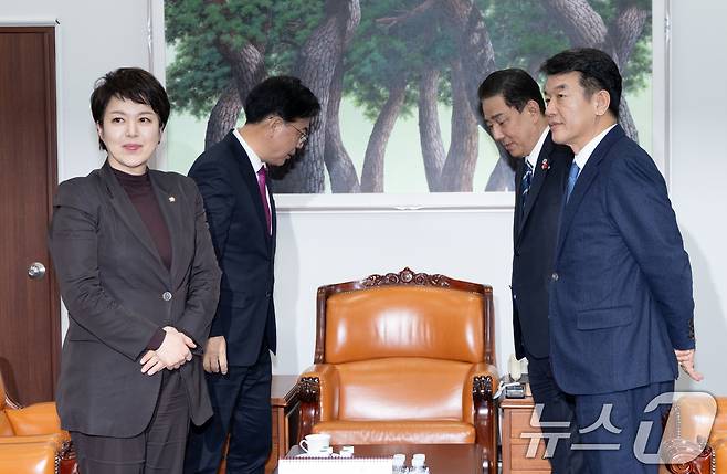 김병기 더불어민주당 원내대표와 송언석 국민의힘 원내대표가 지난 22일 서울 여의도 국회 운영위원장실에서 회동하고 있다. 2025.12.22/뉴스1 ⓒ News1 이승배 기자