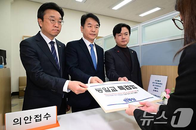 문진석 더불어민주당 원내수석이 26일 서울 여의도 국회 의안과에 통일교 특검법안을 제출하고 있다. (공동취재) 2025.12.26/뉴스1 ⓒ News1 신웅수 기자