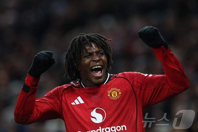 맨체스터 유나이티드의 파트리크 도르구가 27일(한국시간) 열린 2025-26 잉글랜드 프리미어리그 뉴캐슬과 홈 경기에서 결승 골을 터드려 팀의 1-0 승리를 이끌었다. ⓒ AFP=뉴스1