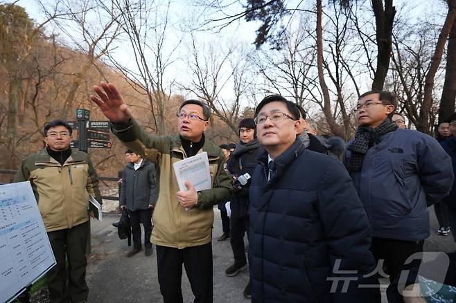 김성환 기후에너지환경부 장관이 27일 서울 강북구 일대 북한산국립공원 수유지구를 찾아 하천과 계곡 내 불법 영업시설 현장을 점검하고 있다. 2025.12.27/뉴스1 ⓒ News1 황덕현 기후환경전문기자