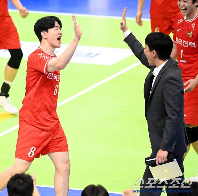 27일 수원실내체육관에서 열린 한국전력과 현대캐피탈의 경기, 한국전력 박승수가 득점을 성공한 후 권영민 감독과 기쁨을 나누고 있다. 수원=허상욱 기자wook@sportschosun.com/2025.12.27/