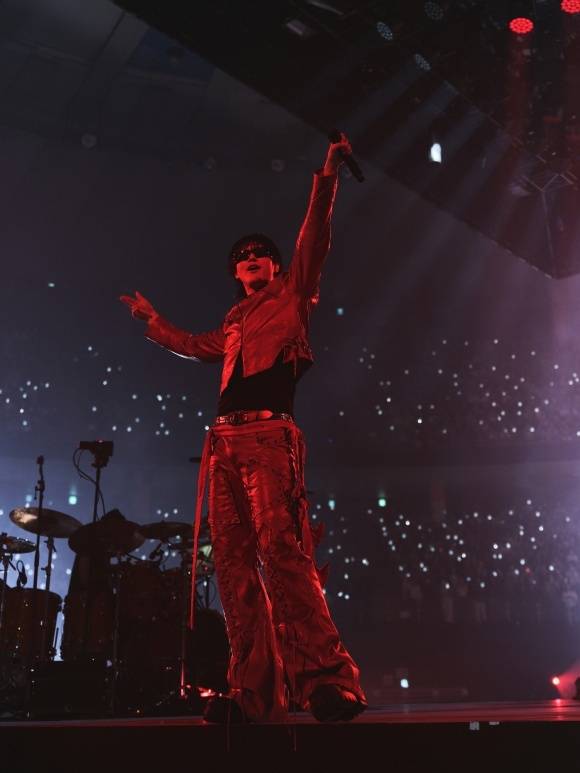 우즈는 군복무 중 'Drowning' 역주행으로 써클차트 2025년 상반기 전체 1위에 오르는 기염을 토했다. 사진은 전역 후 첫 콘서트 당시 모습. /EDAM엔터