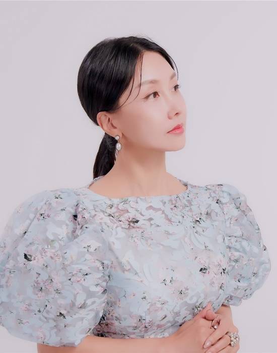 배우 이현경이 노래로 자신의 또 다른 얼굴을 꺼내 들었다. 오랜 연기 경력을 통해 단단히 쌓아온 감정의 결을 이제는 음악으로 풀어낸다. /HM엔터테인먼트