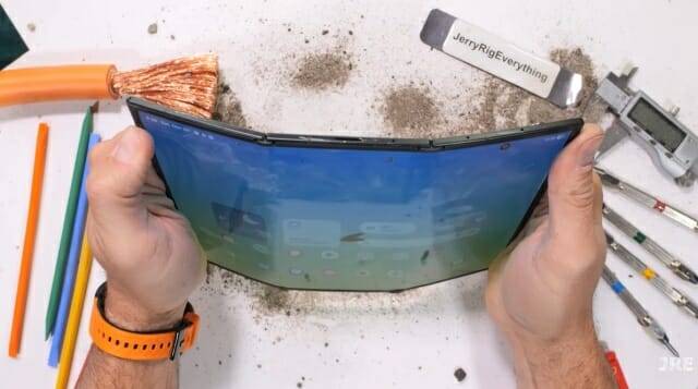 삼성 갤럭시Z 트라이폴드의 내구성 테스트 영상이 공개됐다. (사진=유튜브 제리릭에브리띵 캡쳐)