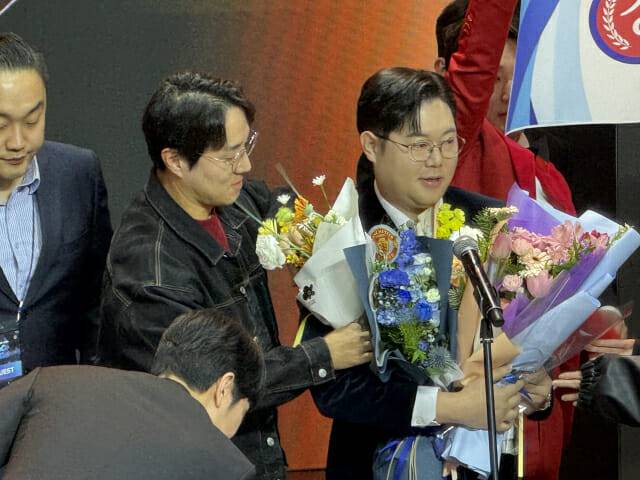 스포츠 부문 대상을 수상한 스트리머 감스트가 수상소감을 밝히고 있다 (사진=지디넷코리아)