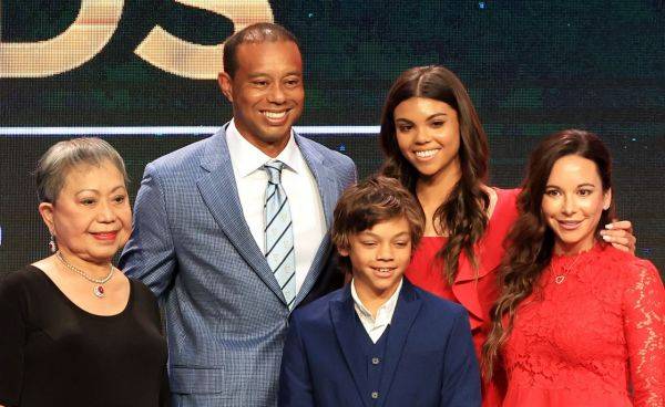 타이거 우즈가 2022년 열린 세계 골프 명예의 전당 헌액식에서 가족과 기념 촬영을 하고 있다. AFP연합뉴스