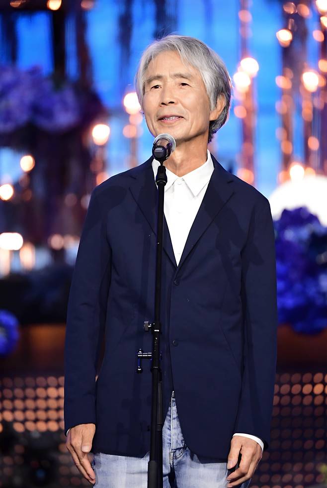 최백호가 지난 7월 열린 청룡시리즈어워즈 축하 공연에서 인기 드라마 '폭싹 속았수다'에 수록된 신곡 '희망의 나라로'를 열창하고 있다. /스포츠조선