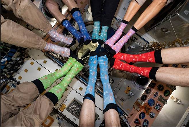 NASA 홈페이지엔 "ISS는 아마도 태양계에서 가장 멋진 사무실일 것"이라고 적혀있다. 사진은 임무명 '익스페디션 72'의 승무원들이 기념으로 만든 양말을 다같이 신은 모습. /NASA